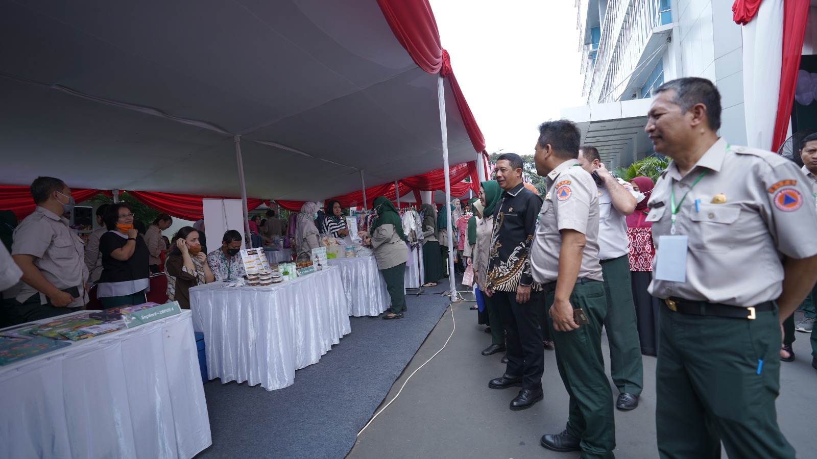 Kepala BNPB Letjen TNI Suharyanto (batik hitam) beserta jajaran, mengunjungi stand Bazar Ramadan BNPB di Area Parkir Graha BNPB, Jakarta, pada Selasa (21/3)